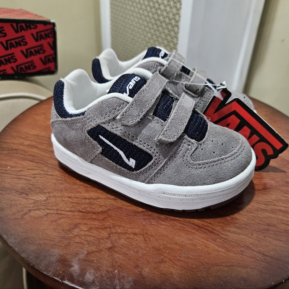 VANS - Picture 1 of 6